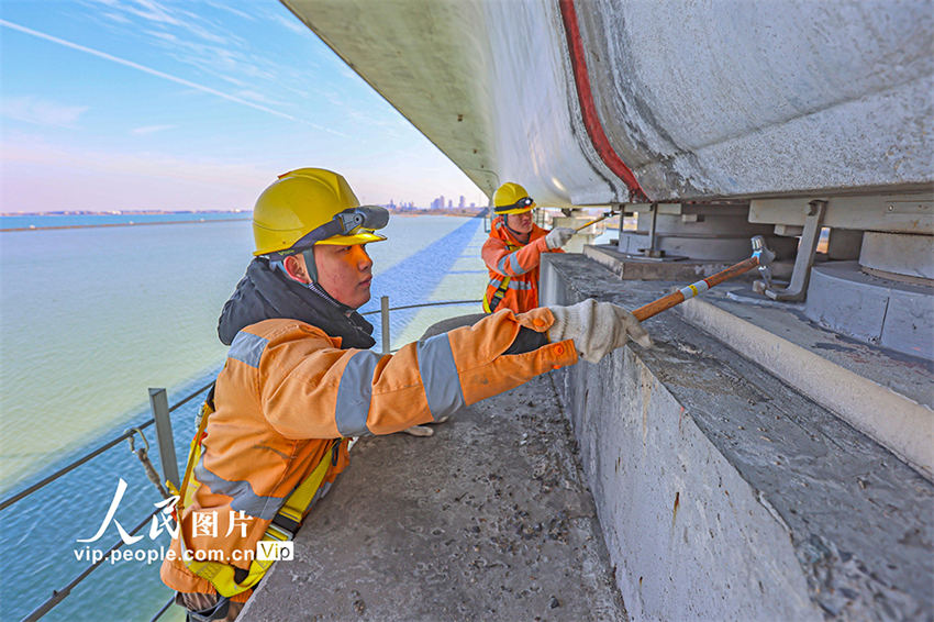Suzhou: trabalhadores realizam manuten??o na ponte Danyang-Kunshan para garantir seguran?a viagens durante chunyun