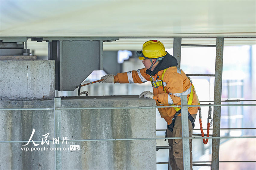 Suzhou: trabalhadores realizam manuten??o na ponte Danyang-Kunshan para garantir seguran?a viagens durante chunyun