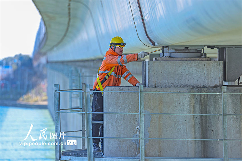 Suzhou: trabalhadores realizam manuten??o na ponte Danyang-Kunshan para garantir seguran?a viagens durante chunyun