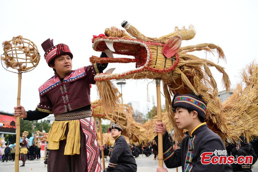 Dan?a do drag?o de palha realizada para comemorar Festival da Primavera no sul da China