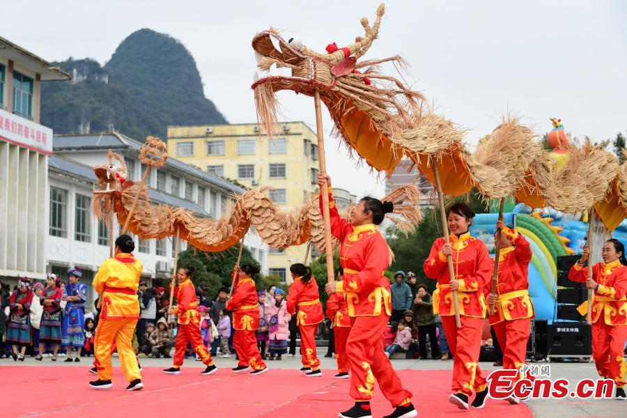 Dan?a do drag?o de palha realizada para comemorar Festival da Primavera no sul da China