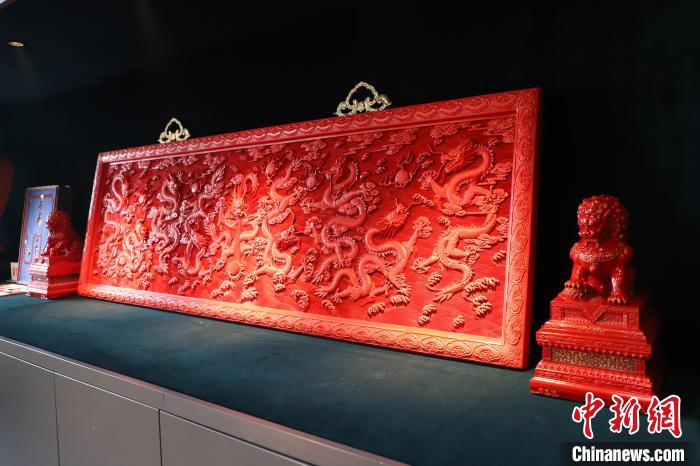 Artista chinês de laca esculpida cria obras comemorativas do Festival da Primavera