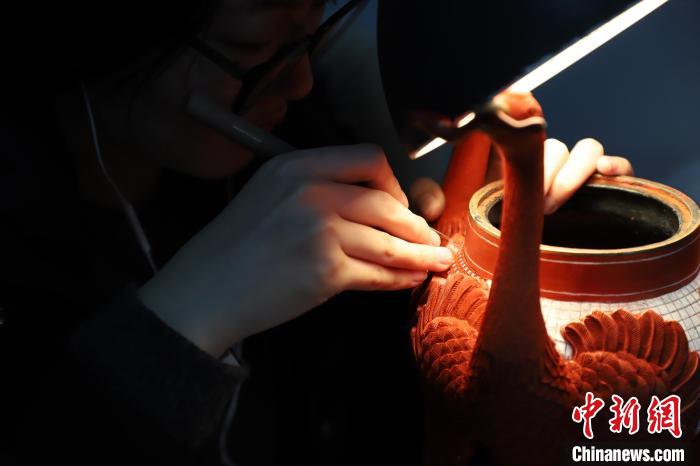 Artista chinês de laca esculpida cria obras comemorativas do Festival da Primavera