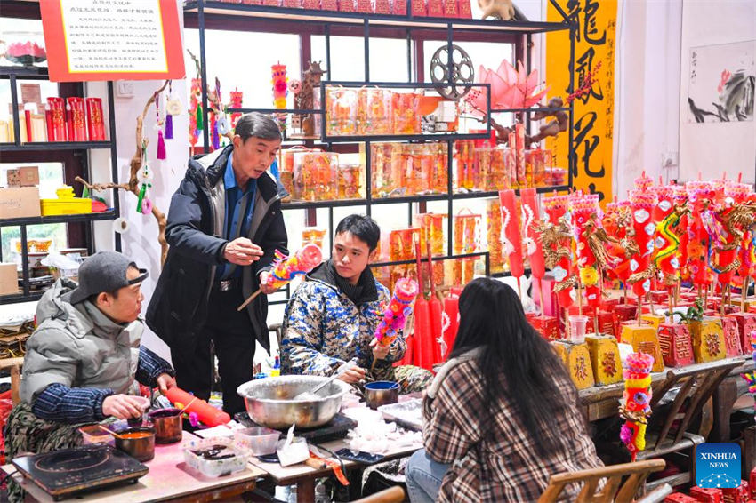 Galeria: fabrico artesanal das velas do drag?o e fênix de Chongqing
