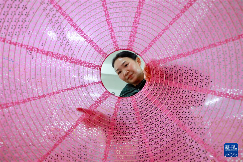 Indústria de lanternas de papel ajudam na empregabilidade das mulheres, no leste da China