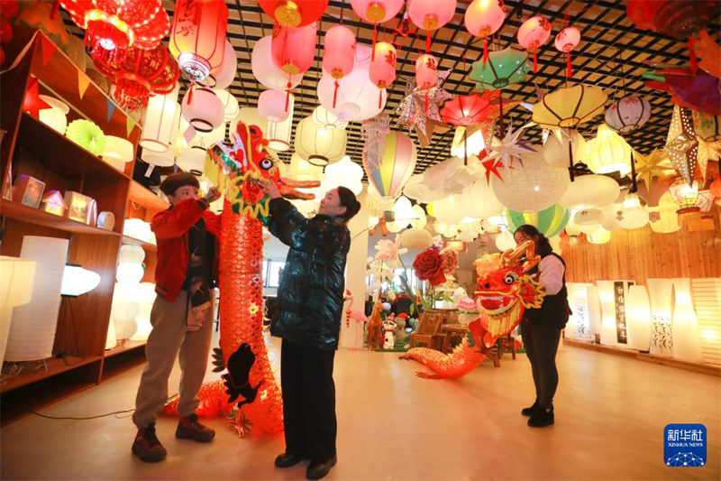 Indústria de lanternas de papel ajudam na empregabilidade das mulheres, no leste da China