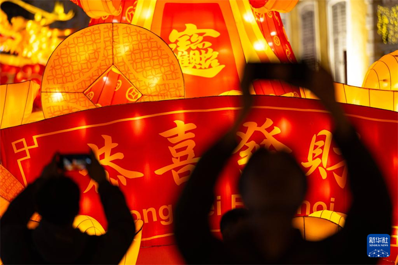 Decora??es do Festival da Primavera iluminam Macau