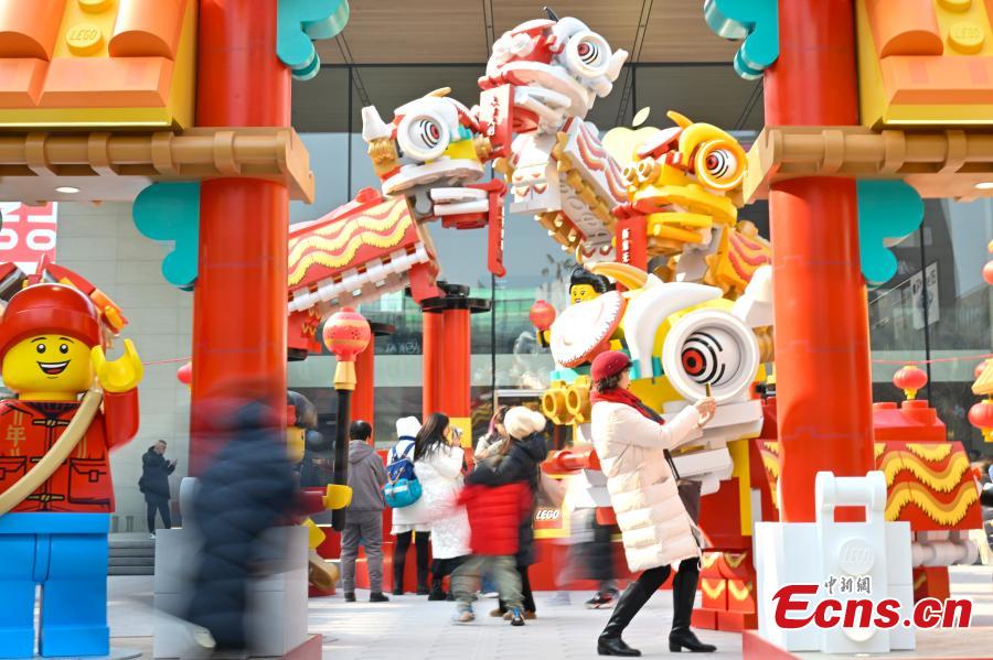 Esculturas de Lego com tema de drag?es gigantes atraem visitantes em Beijing