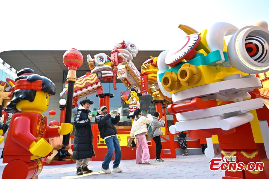Esculturas de Lego com tema de drag?es gigantes atraem visitantes em Beijing
