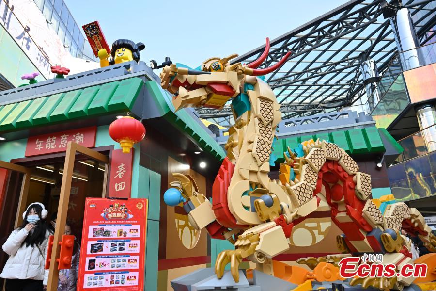 Esculturas de Lego com tema de drag?es gigantes atraem visitantes em Beijing