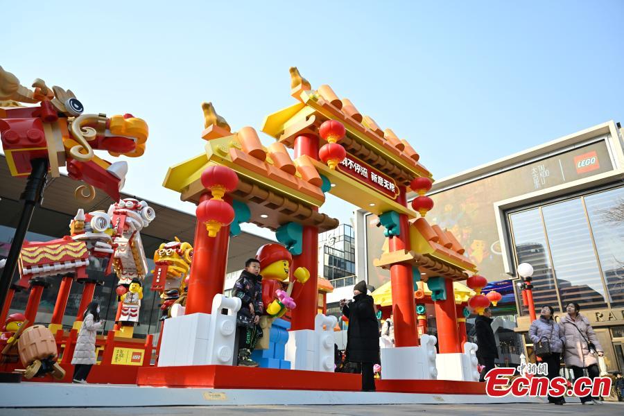 Esculturas de Lego com tema de drag?es gigantes atraem visitantes em Beijing
