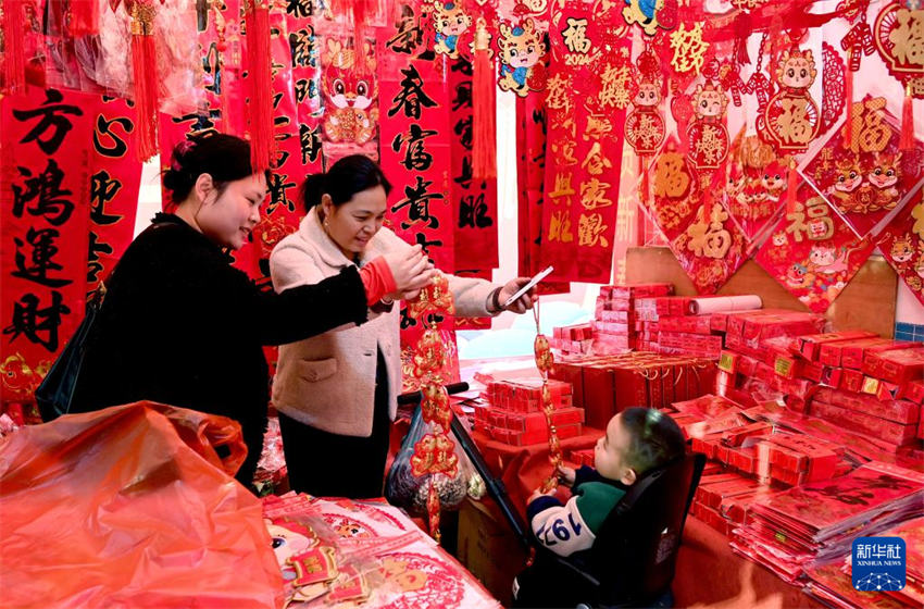 Atmosfera festiva intensifica no mercado em Xi'an com aproxima??o do Festival da Primavera