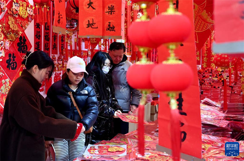 Atmosfera festiva intensifica no mercado em Xi'an com aproxima??o do Festival da Primavera