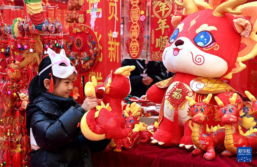 Atmosfera festiva intensifica no mercado em Xi'an com aproxima??o do Festival da Primavera