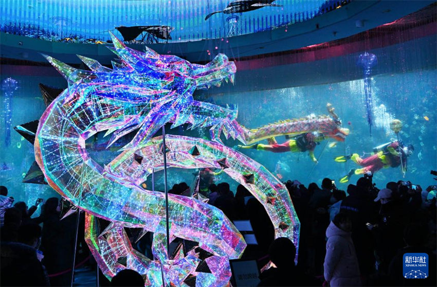 Qingdao realiza performance de dan?a do drag?o subaquática para receber Festival da Primavera