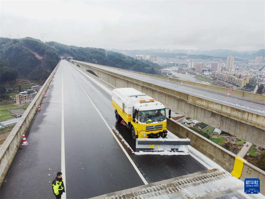 Cidades chinesas tomam medidas para responder a nevascas e chuvas torrenciais