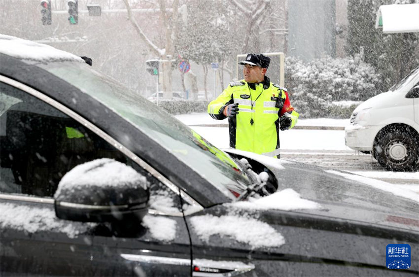 Cidades chinesas tomam medidas para responder a nevascas e chuvas torrenciais