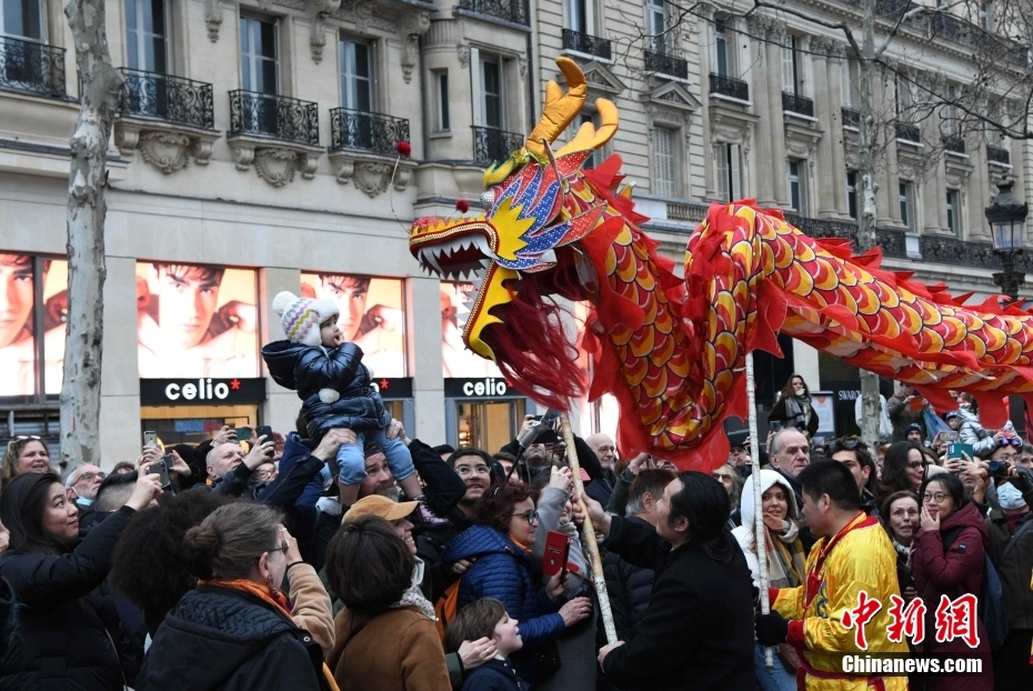 Paris celebra Ano Novo Chinês com dan?a do drag?o
