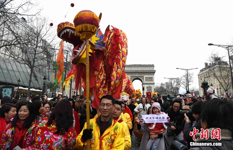 Paris celebra Ano Novo Chinês com dan?a do drag?o