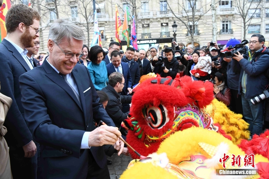 Paris celebra Ano Novo Chinês com dan?a do drag?o