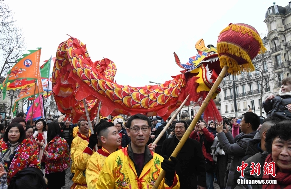Paris celebra Ano Novo Chinês com dan?a do drag?o