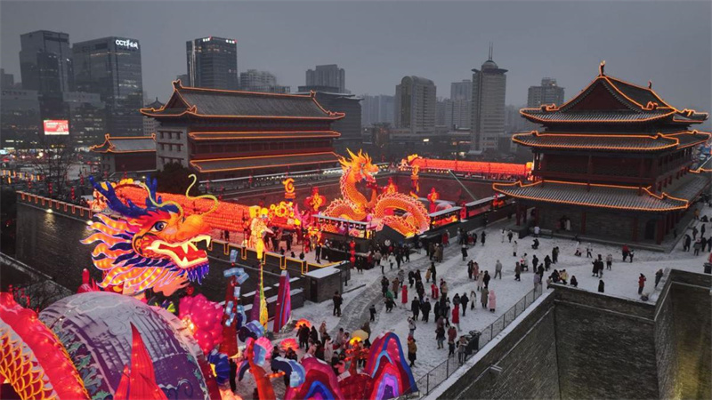 Xi'an inicia Festival da Primavera com show de lanternas