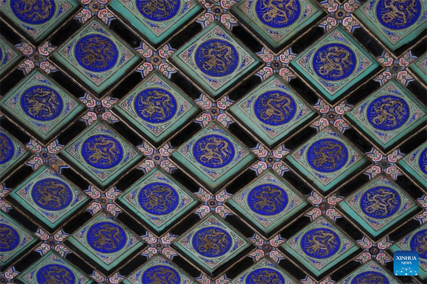 Elementos festivos com tema de “drag?o” s?o vistos no Eixo Central de Beijing