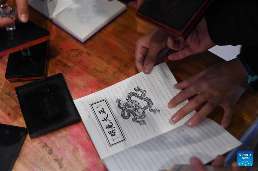 Elementos festivos com tema de “drag?o” s?o vistos no Eixo Central de Beijing