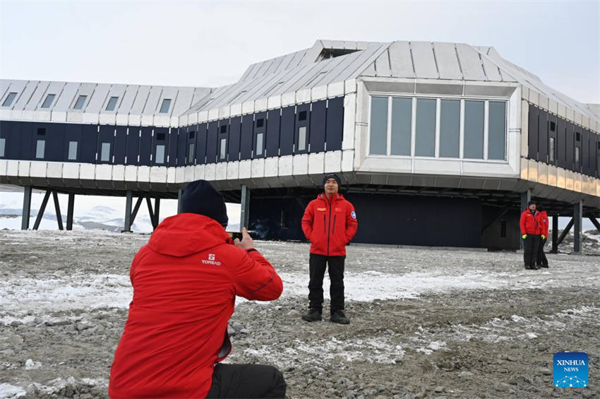 Esta??o chinesa de Qinling, na Antártida, inicia opera??o