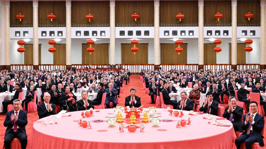 Xi Jinping estende sauda??es pela Festa da Primavera a todos os chineses e pede esfor?os para escrever novo capítulo no avan?o da moderniza??o chinesa