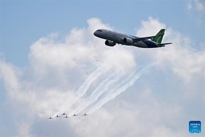 Avi?o comercial chinês C919 participa em ensaio do Airshow de Cingapura