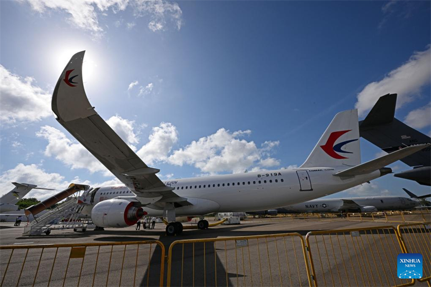 Avi?o comercial chinês C919 estreia no Airshow de Cingapura