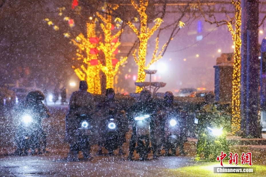 Beijing recebe primeira queda de neve do Ano do Drag?o