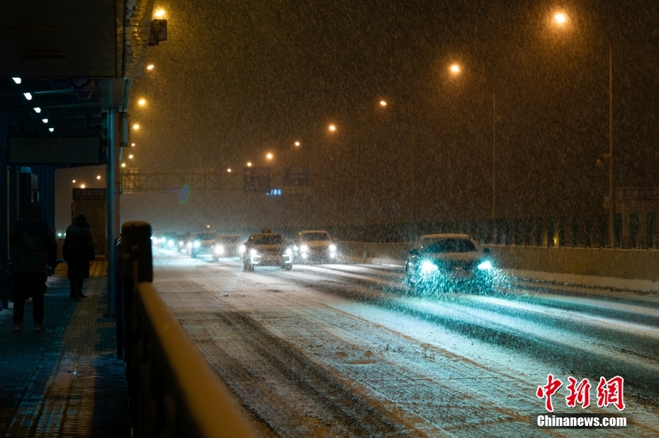 Beijing recebe primeira queda de neve do Ano do Drag?o