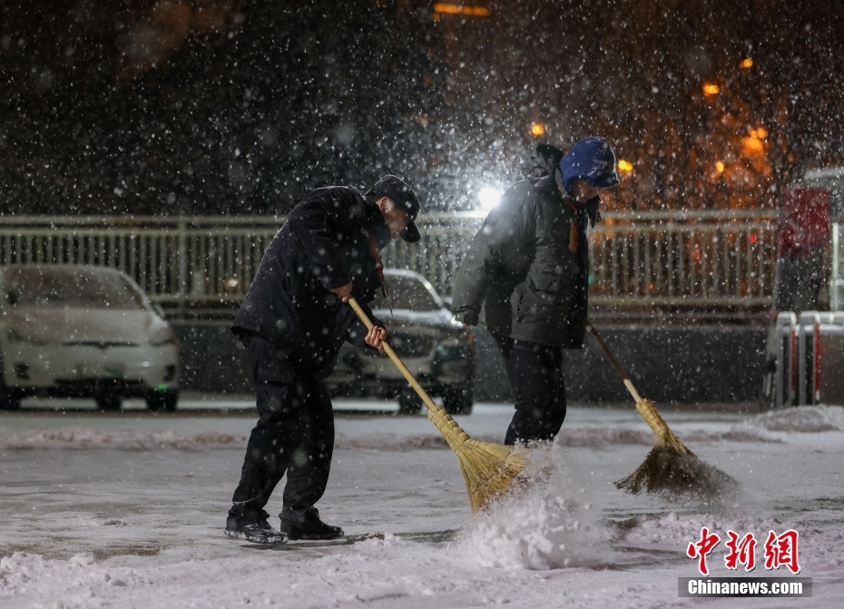 Beijing recebe primeira queda de neve do Ano do Drag?o