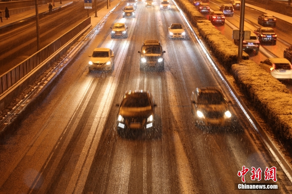 Beijing recebe primeira queda de neve do Ano do Drag?o