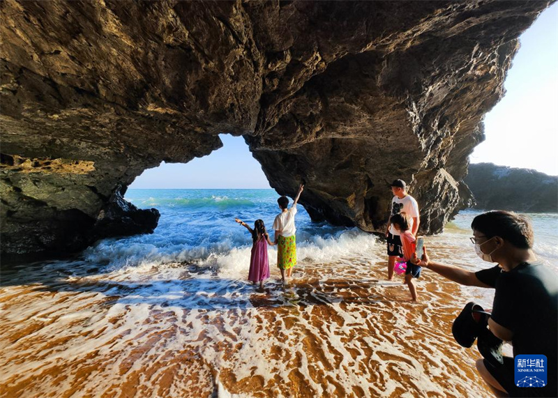 ?nibus turístico da rodovia circular da Ilha de Hainan é inaugurado oficialmente