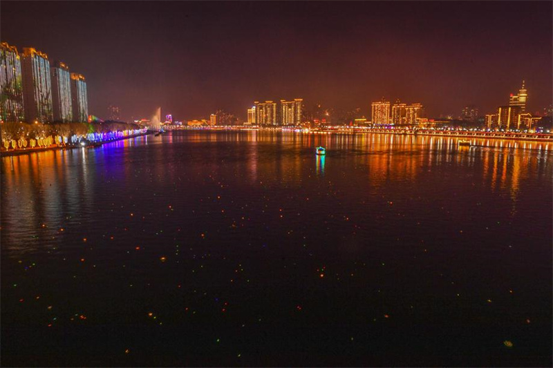 Milhares de lanternas flutuam pelo rio Songhua em celebra??o do Festival das Lanternas
