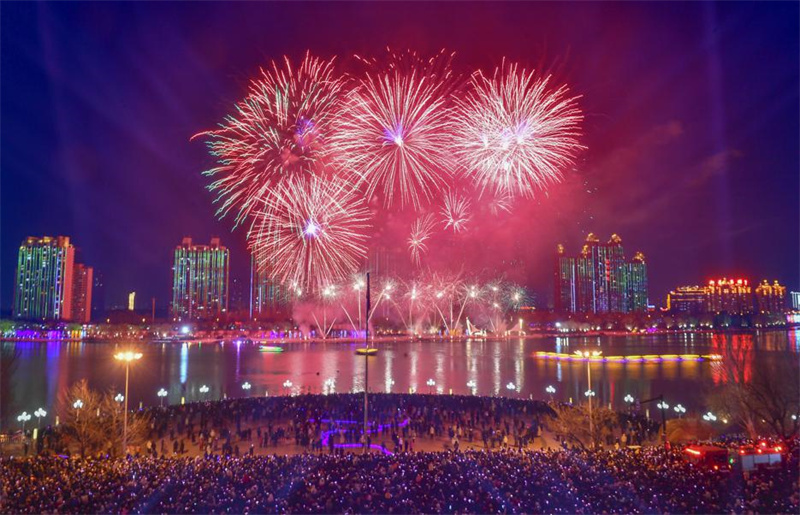 Milhares de lanternas flutuam pelo rio Songhua em celebra??o do Festival das Lanternas