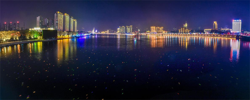 Milhares de lanternas flutuam pelo rio Songhua em celebra??o do Festival das Lanternas