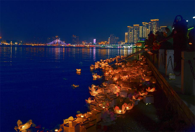 Milhares de lanternas flutuam pelo rio Songhua em celebra??o do Festival das Lanternas