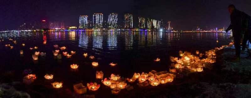 Milhares de lanternas flutuam pelo rio Songhua em celebra??o do Festival das Lanternas