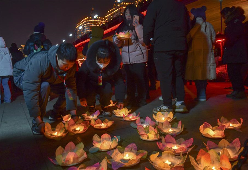 Milhares de lanternas flutuam pelo rio Songhua em celebra??o do Festival das Lanternas