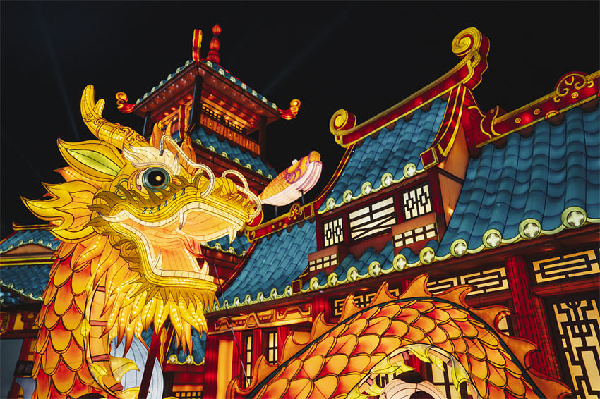 Feira de lanternas milenar volta a cativar visitantes