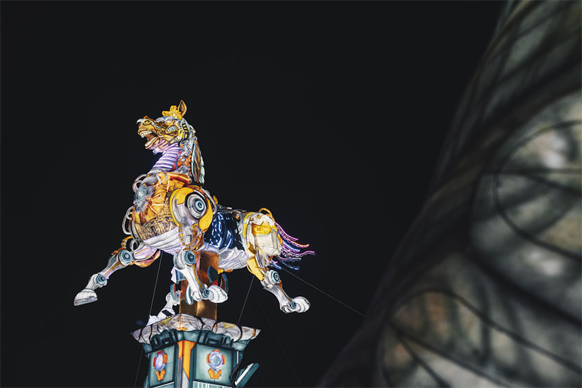 Feira de lanternas milenar volta a cativar visitantes