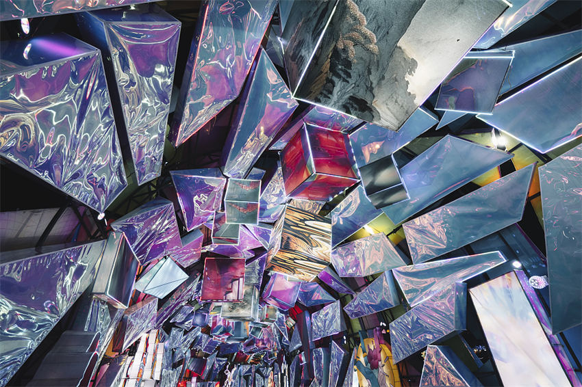 Feira de lanternas milenar volta a cativar visitantes