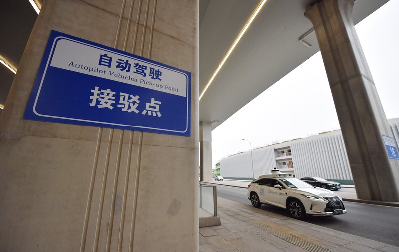 Carros aut?nomos s?o usados para levar passageiros a aeroporto em Beijing
