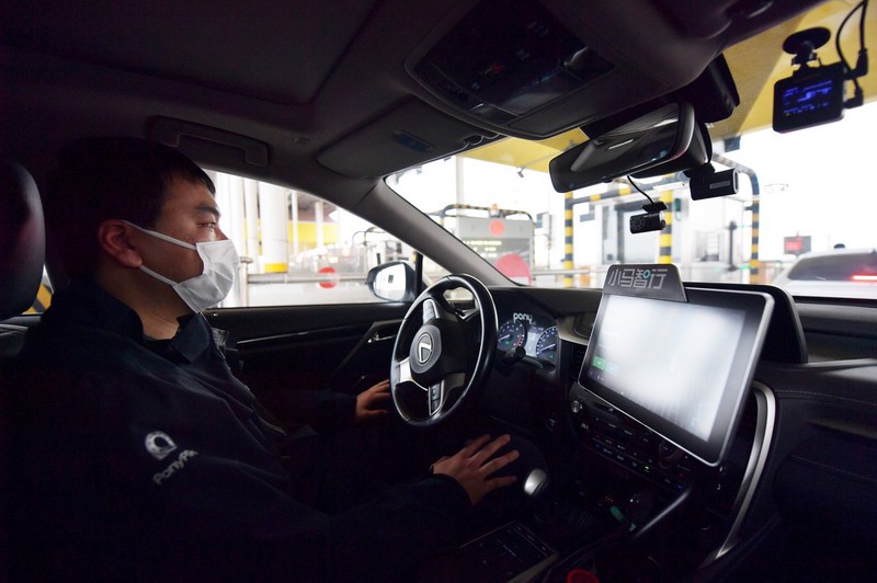 Carros aut?nomos s?o usados para levar passageiros a aeroporto em Beijing