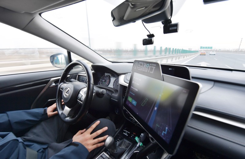 Carros aut?nomos s?o usados para levar passageiros a aeroporto em Beijing