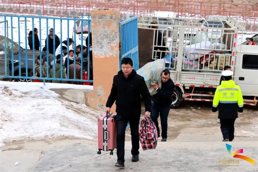 Policiais de transito escoltam 165 alunos de volta à escola em Xinjiang, noroeste da China